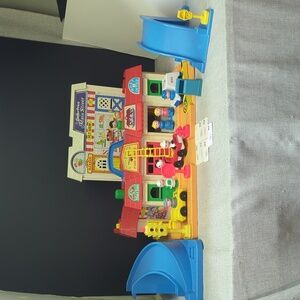 a) Vintage Fisher Price Main Street 2500 Toy, 1986 complete 💯